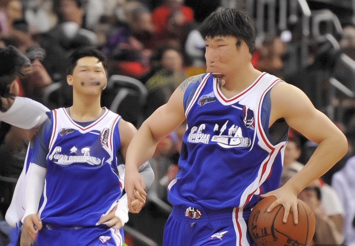 76人vs篮网巅峰对决：精彩瞬间回顾与战术解析(图3)